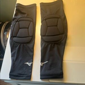 Mizuno Kids Black Padded Volleyball Arm Sleeves Brand New